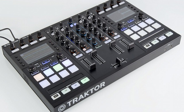 Native Instruments TRAKTOR KONTROL S5 — портативный четырехканальный контроллер с возможностями TRAKTOR KONTROL S8 Native Instruments TRAKTOR KONTROL S5 — портативный четырехканальный контроллер с возможностями TRAKTOR KONTROL S8